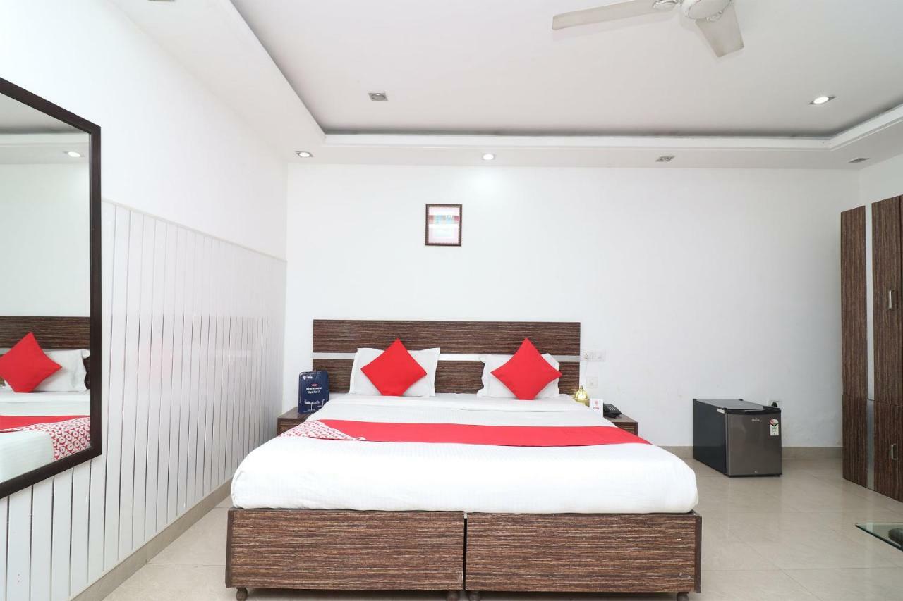 Oyo 10257 Hotel Lotus Park 古尔冈 外观 照片
